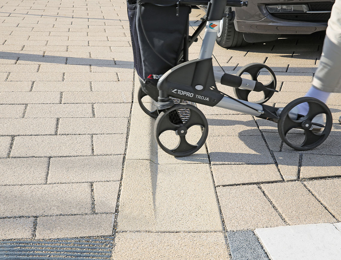Neugestaltung des Ortskerns Rudersberg mit Produkten von braun-steine Ortsdurchfahrt Rudersberg mit LAMBADA Pflastersteinsystem und PARK AVENUE Randstein-Entwässerungs-System