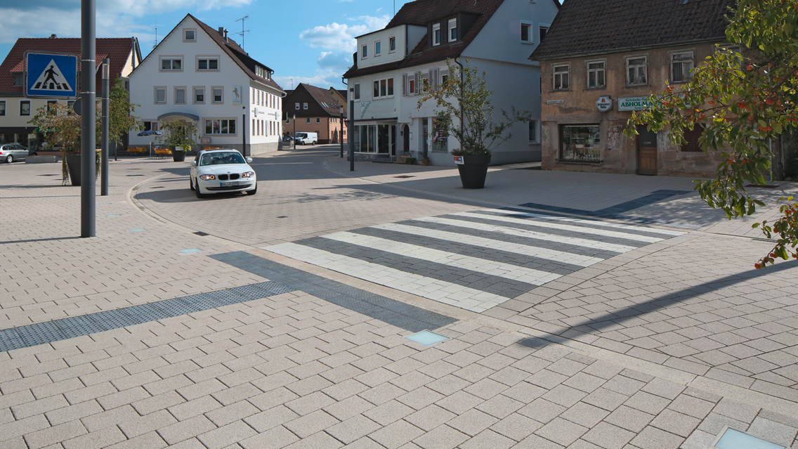 Ortsdurchfahrt Rudersberg mit Bodenindikatoren LAMBADA Forte Planline in der Ortsdruchfahrt Rudersberg