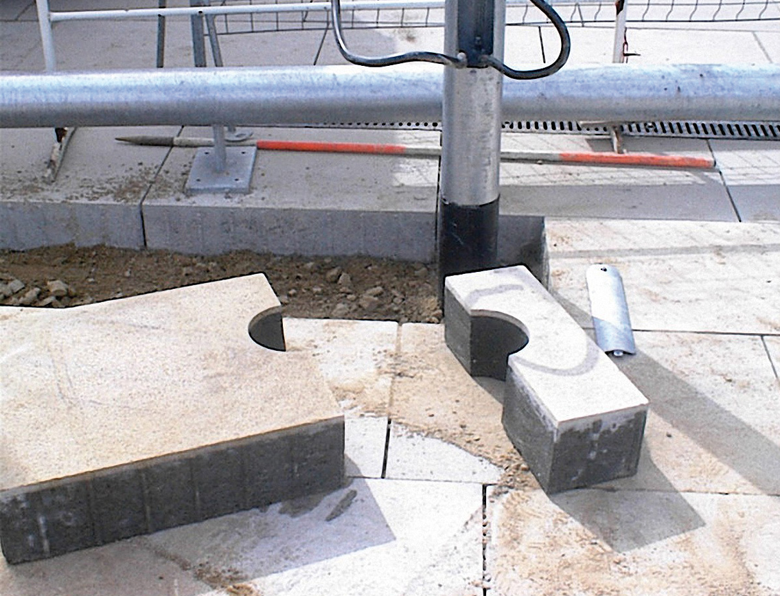 Beispiel für den Anschluss von Platten an einen Lichtmast durch Spezial-Nassschnittverfahren