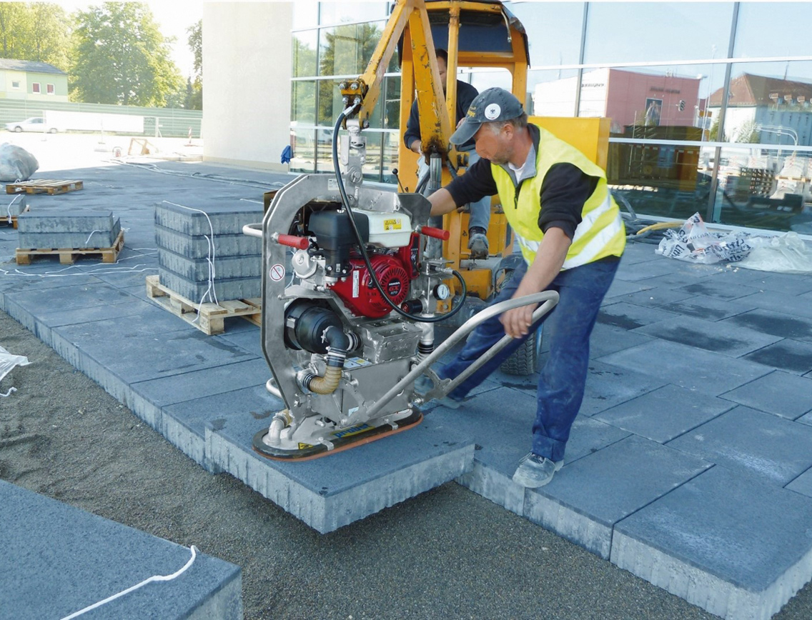 Verlegung von Großformaten aus Beton mittels Vakuum-Verlegegerät