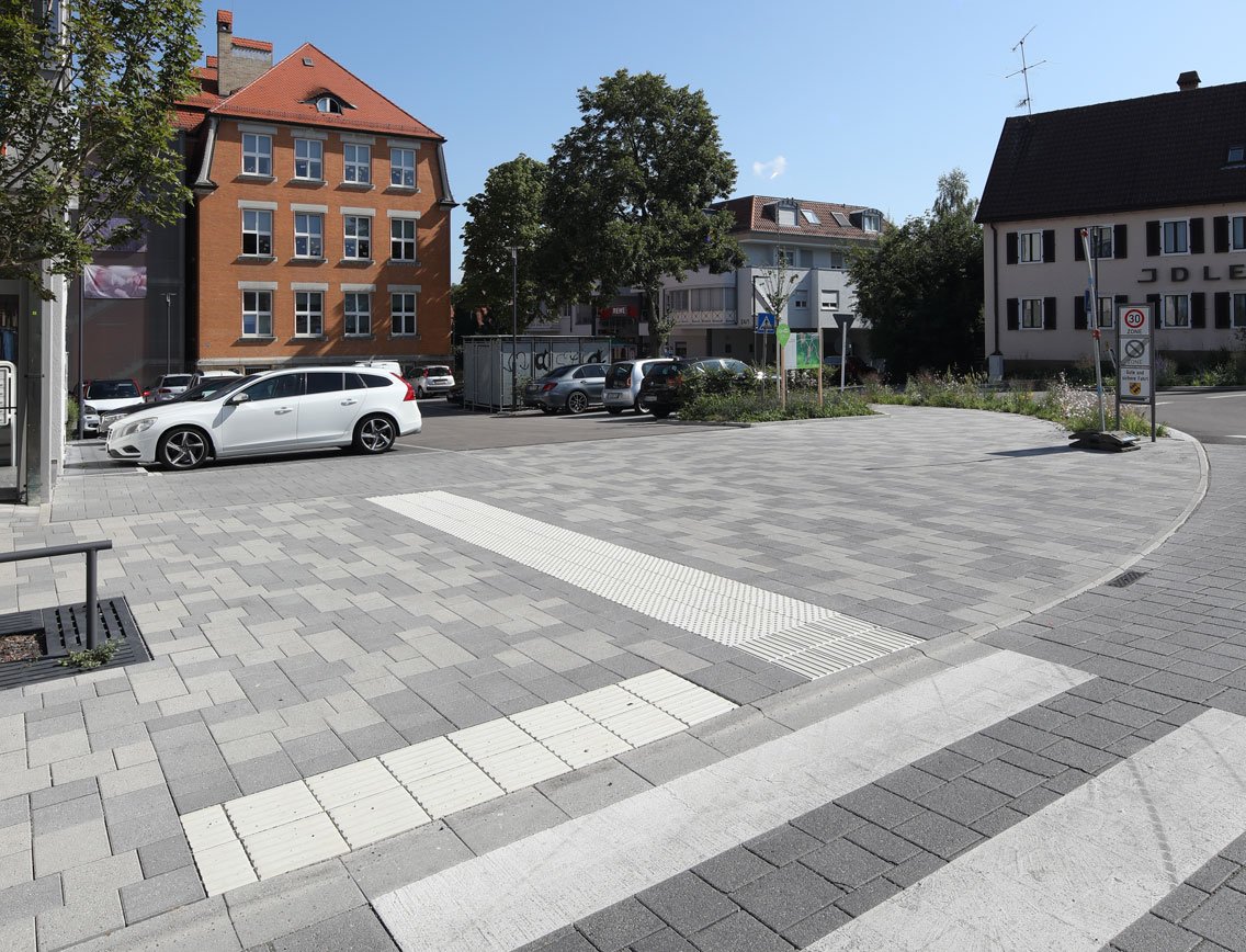 Bodenindikatoren mit Rippen- und Noppenstruktur vor einem Zebrastreifen