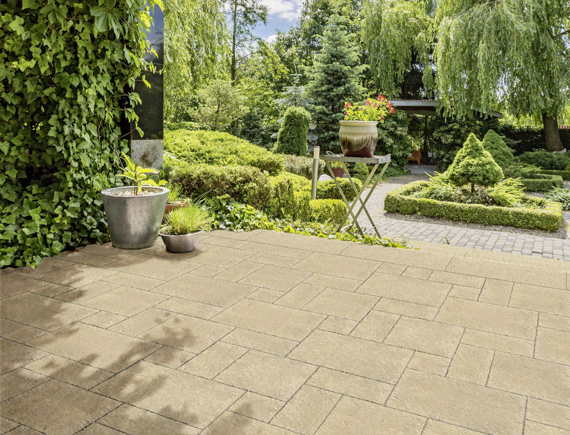 Eine Terrasse mit SANTURO Terrassenplatten im Römischen Verband