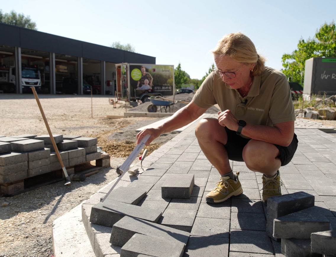 Britta Weiss auf einer Pflasterfläche