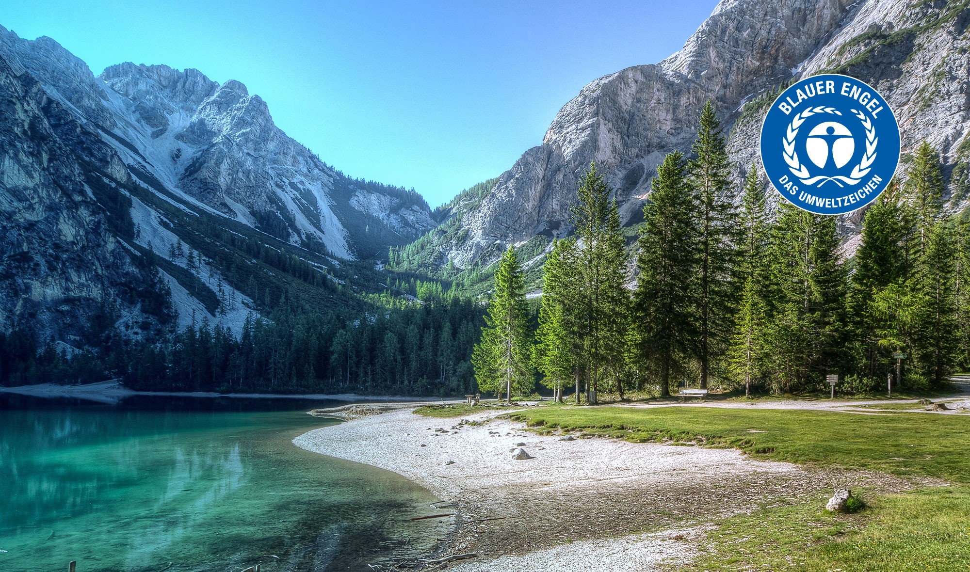 Berglandschaft mit Fluss. Auf dem Bild ist das Logo Blauer Engel