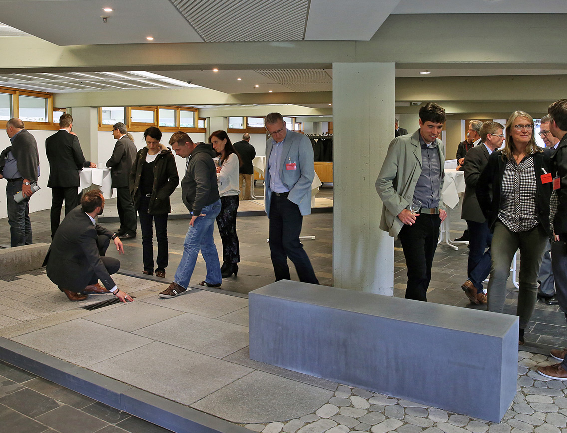 Besucher beim Steinforum sehen sich Musterflächen an