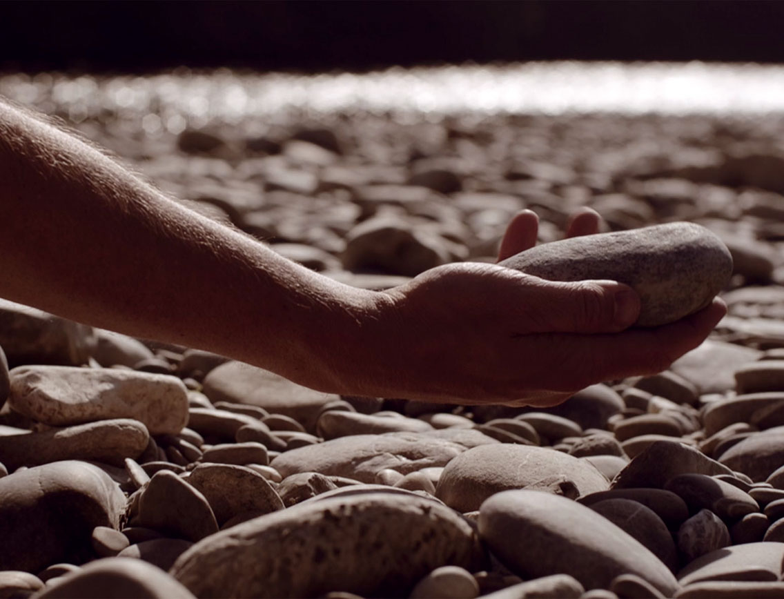 Eine Hand hält einen Stein