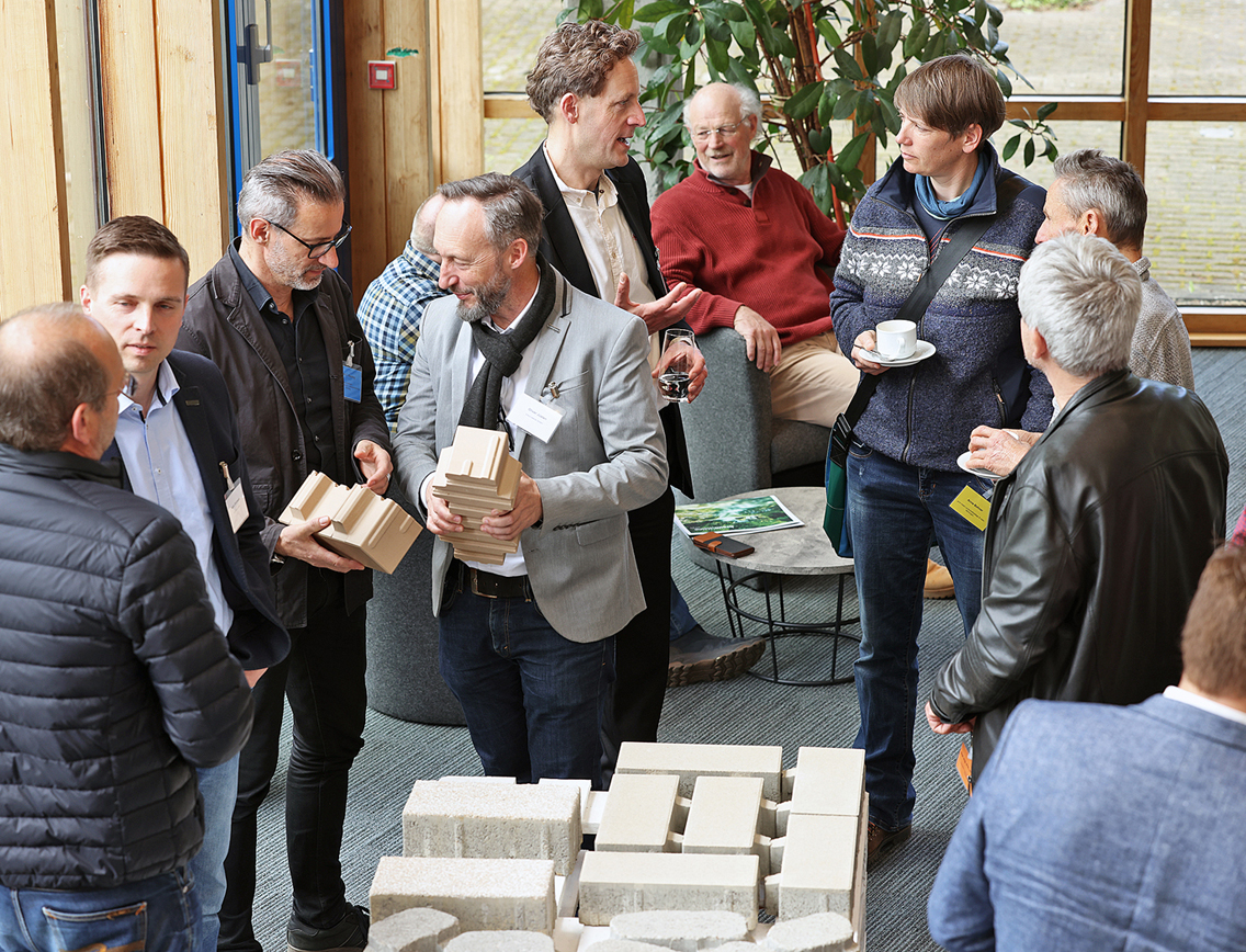 Veranstaltungsbesucher auf der Ausstellungsfläche im Gespräch.