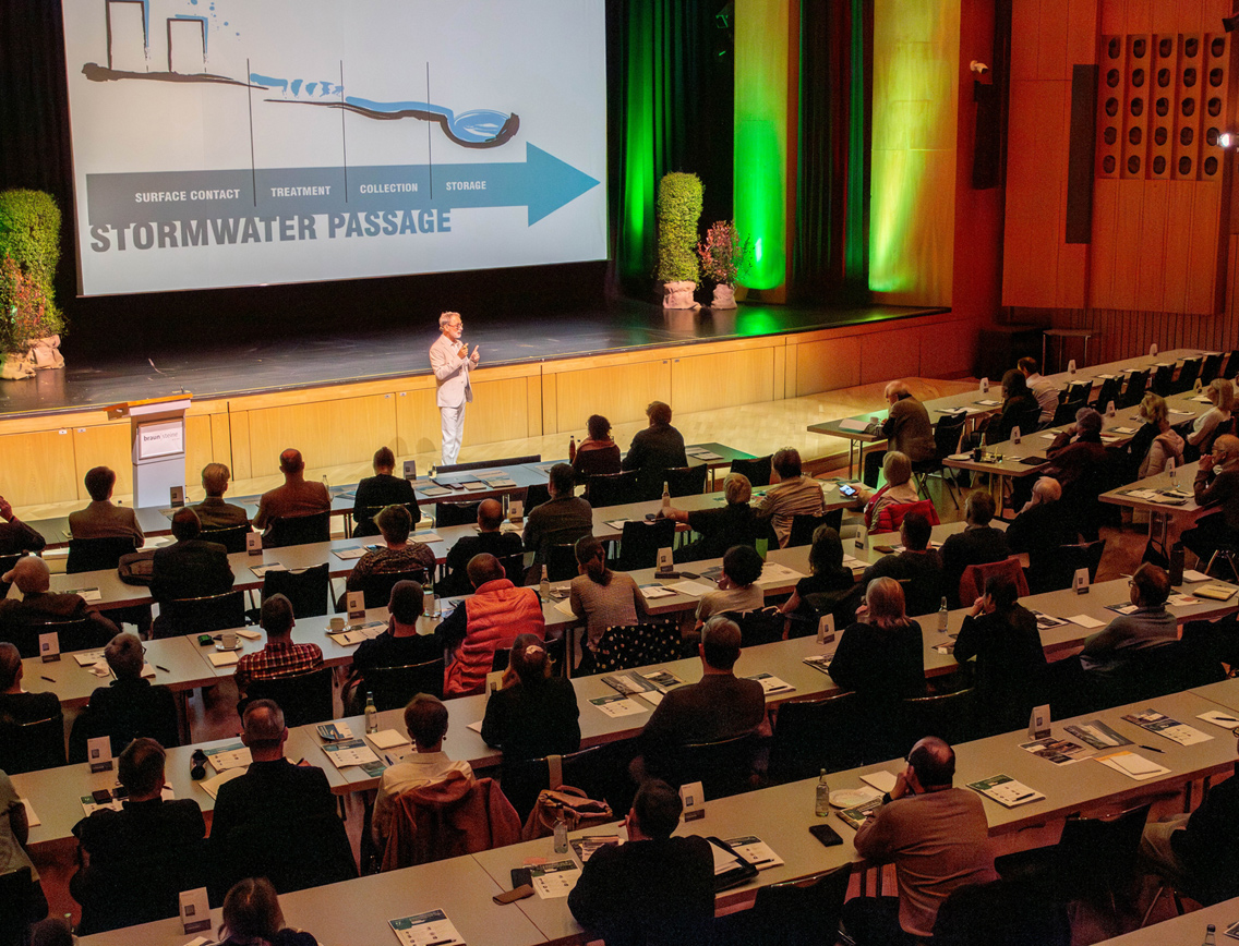 Herbert Dreiseitl spricht zum Publikum beim SteinForum