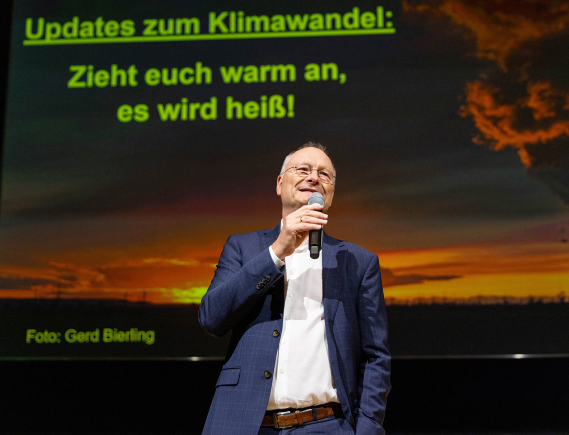 Sven Plöger hält einen Vortrag auf der Bühne.