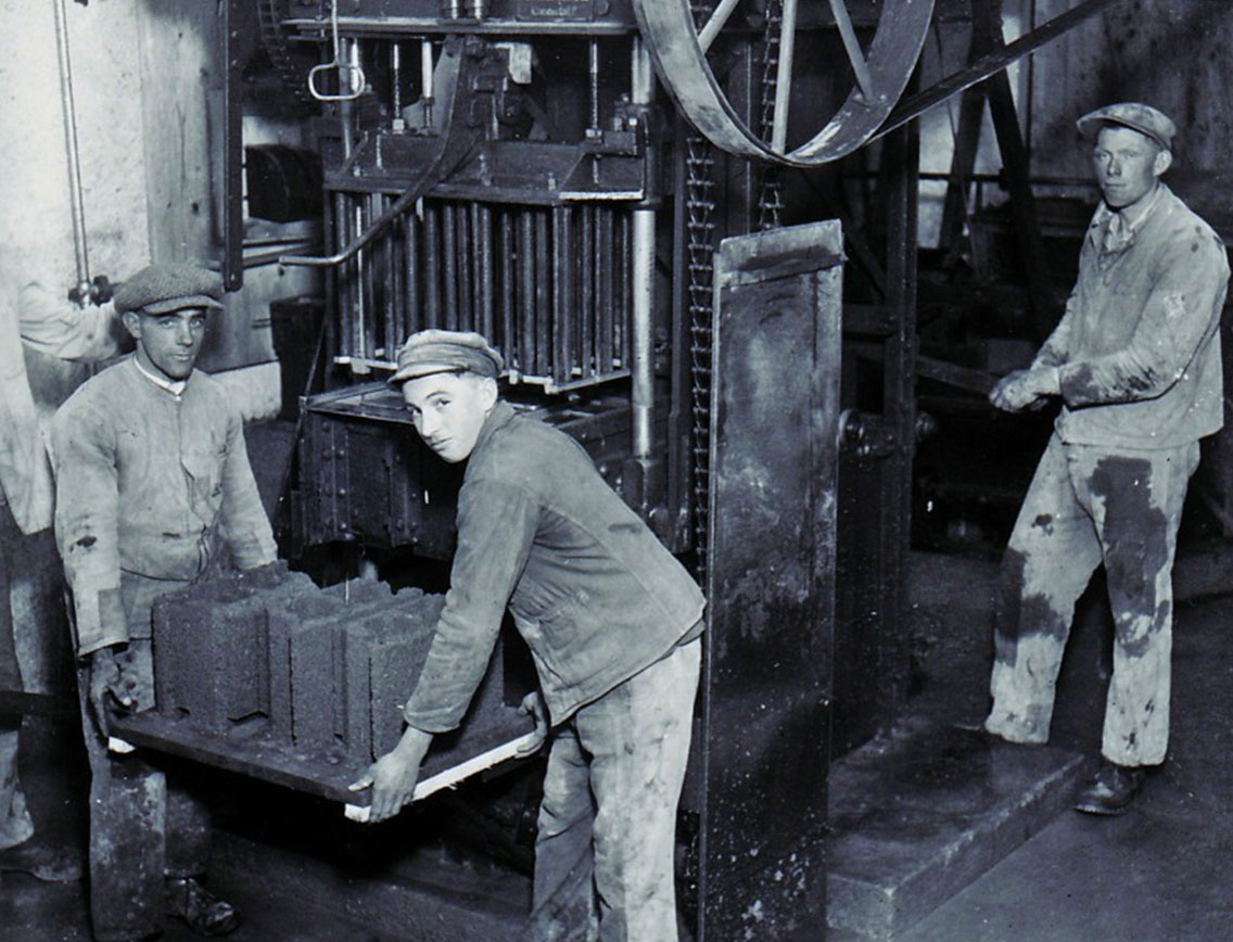 Historie braun-steine GmbH Historisches Bild von einer Betonsteinproduktion
