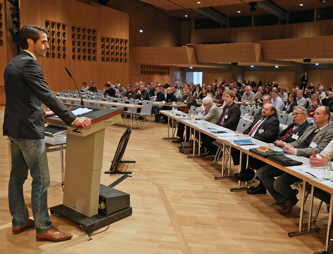 Felix Braun spricht auf der Bühne beim 9. Fachdialog