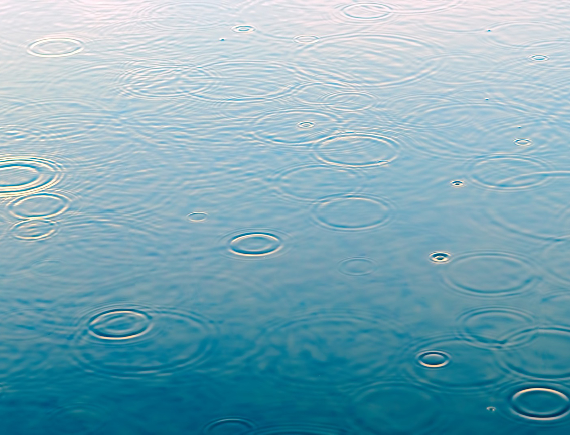 Tropfen fallen auf Wasser