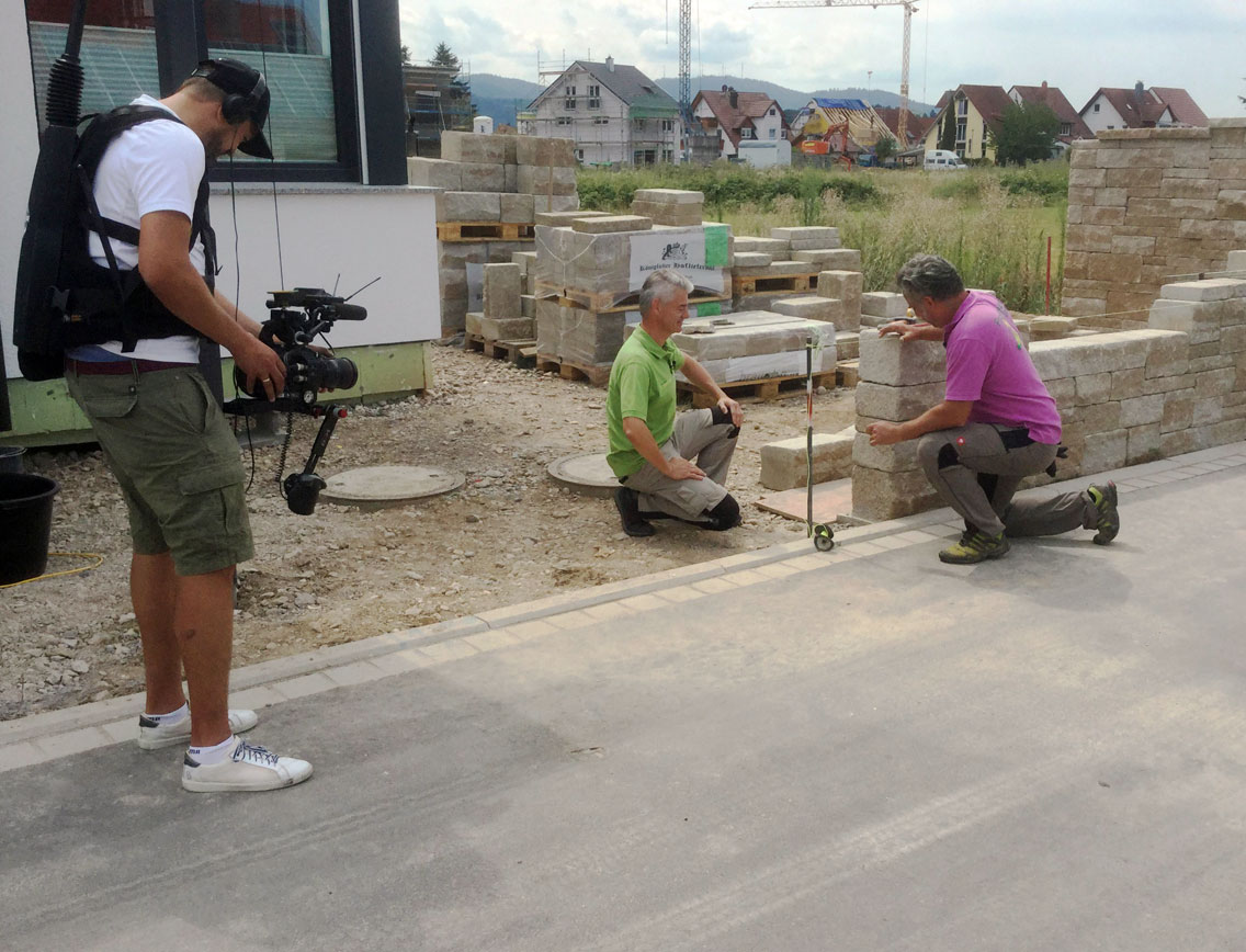 Redakteur Dieke van Dieken und Landschaftsgärtner Dirk Sauter beim Videodreh.