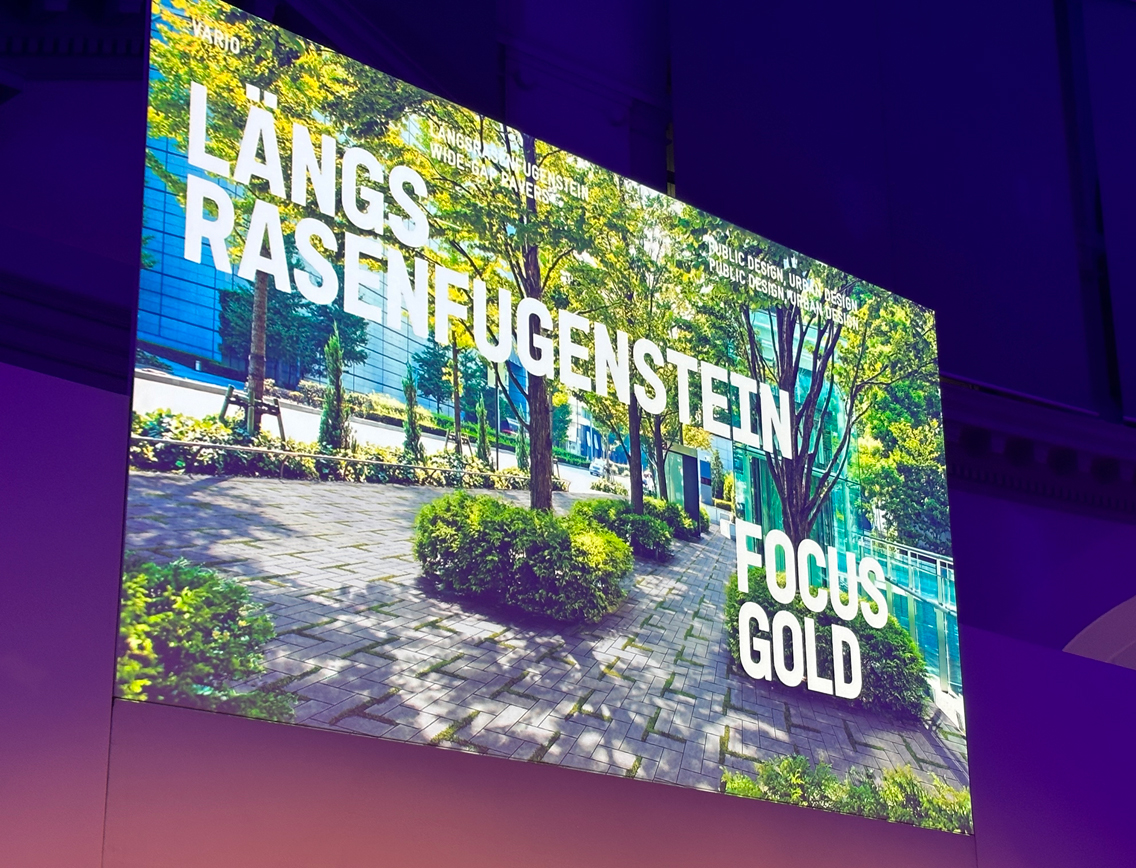 Leinwand mit einem Bild, darauf steht Längsrasenfugenstein Focus Gold