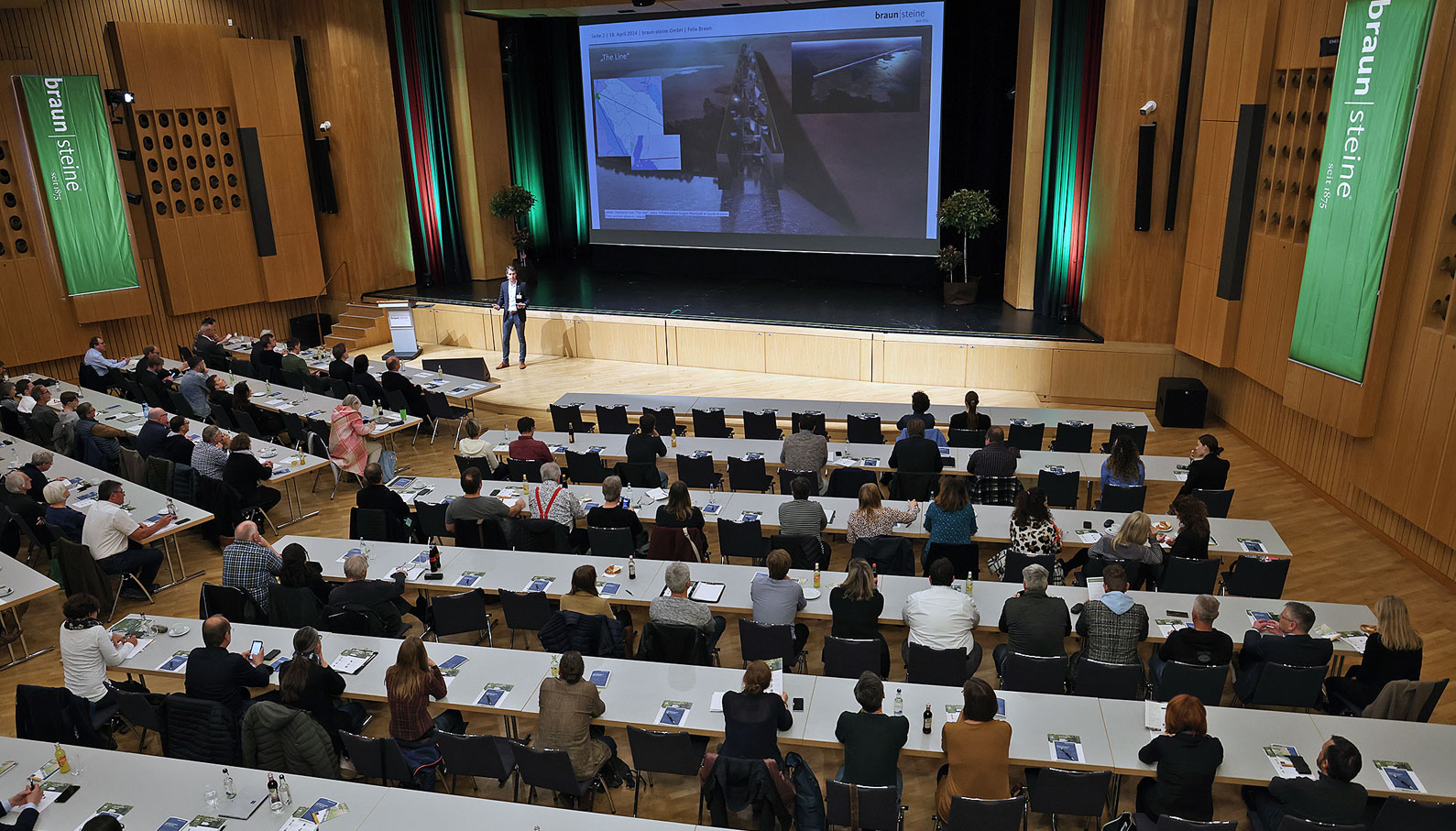Veranstaltungssaal mit Publikum beim SteinForum